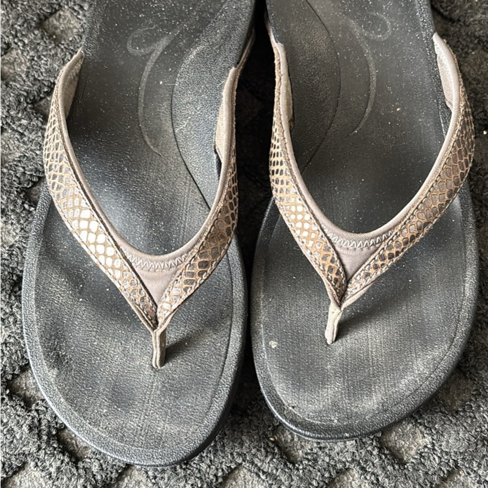 Abeo Women's Flip Flops in Black and gray